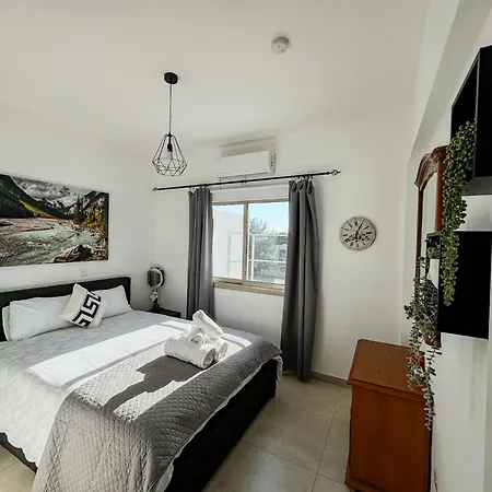 1b Seaside Orchid, Sea, Center Apartment Paphos